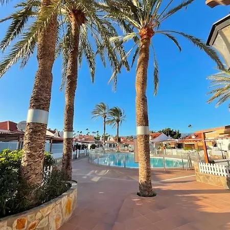 Bungalow Con Jardin Y Piscina 아파트