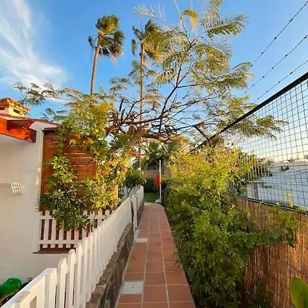 Bungalow Con Jardin Y Piscina